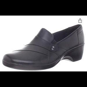 BRAND NEW Clark’s leather loafer size 10